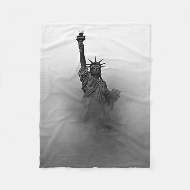 Black & White Fog Statue of Liberty Patriotic USA Fleecedecke (Vorderseite)