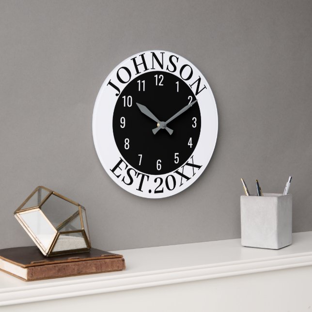 Black & White Minimal Personalized Family Name Est Große Wanduhr (Büro)