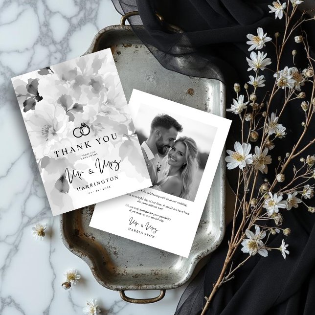 Black White MR & MRS Floral Design Photo Wedding Dankeskarte (Black & White MR & MRS Floral Design Photo Wedding Thank You Cards with Tiny Wedding Rings.)