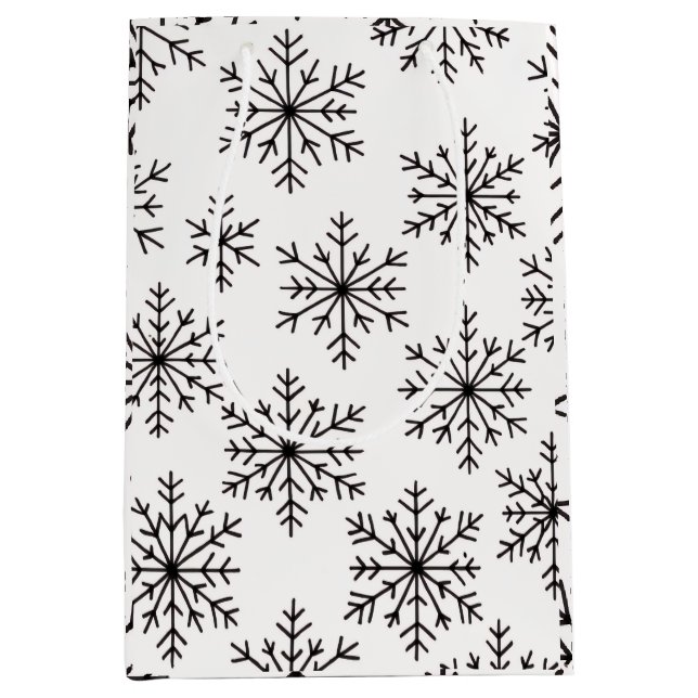 Black & White Snowflake Gift Bag – Elegant Minimal Mittlere Geschenktüte (Vorderseite)