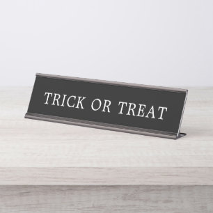 Black & White Trick oder Treat Halloween Sign Schreibtischnamensplakette