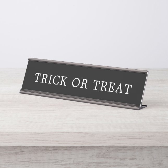 Black & White Trick oder Treat Halloween Sign Schreibtischnamensplakette (Vorderseite )