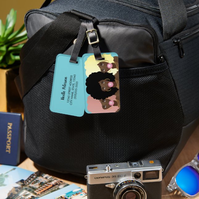 Black Women Friends, Bubblegum, Naturhaar, Blau Gepäckanhänger (Vorderseite & Rückseite)