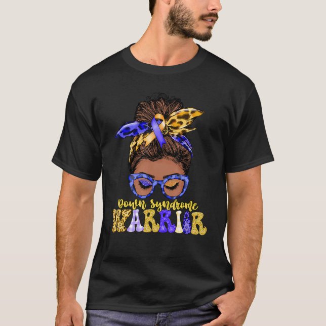 Black Women Messy Bun Down Syndrom Krieger T-Shirt (Vorderseite)