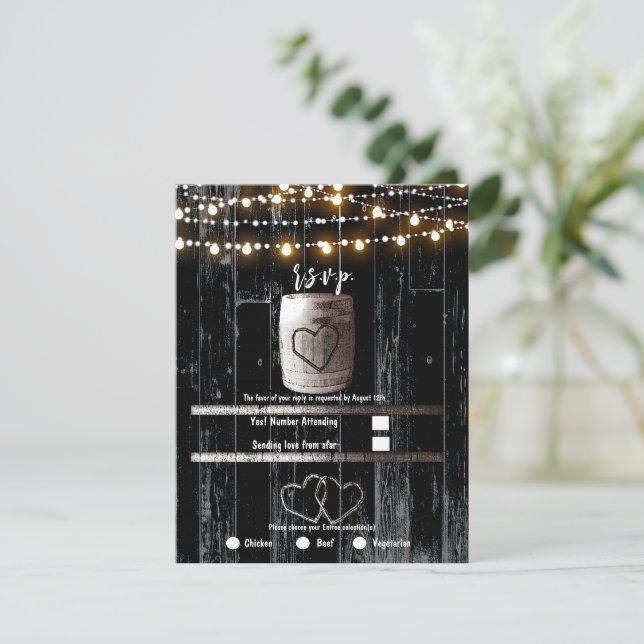 Black Wood String Lights Barrel Wedding RSVP Einladung (Stehend Vorderseite)