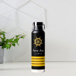 Black Yacht Bootsname Gold Lenkradstreifen Trinkflasche<br><div class="desc">Ein klassischer schwarzer Hintergrund. Dekoriert mit Imitaten goldenes Lenkrad und 4 Kapitän Streifen. Personalisieren Sie den Namen des Bootes und fügen Sie ihn hinzu.</div>