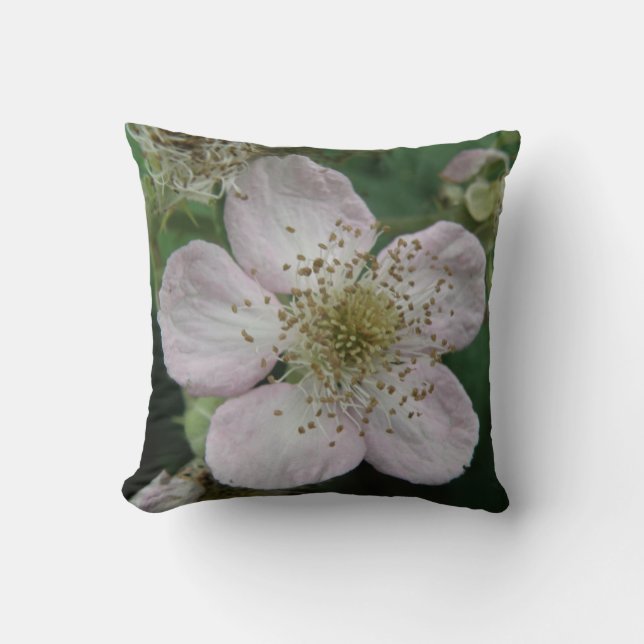 BlackBerry Blume Macro Pillow Kissen (Vorderseite)