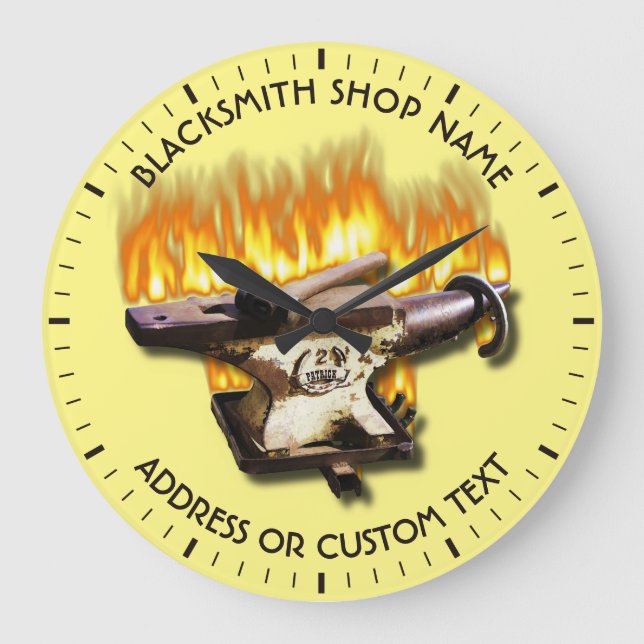 Blackschmied Shop mit Anvil und Hammer im Feuer Große Wanduhr (Vorderseite)