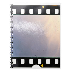 Blank 35 mm Filmrahmen oder Streifen auf weißem H Notizblock