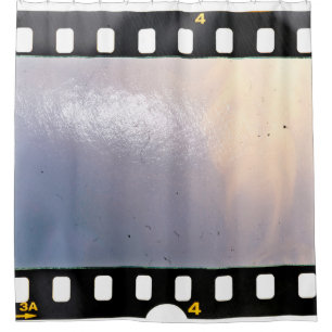 Blank 35 mm Filmrahmen oder Streifen auf weißem Hi Duschvorhang