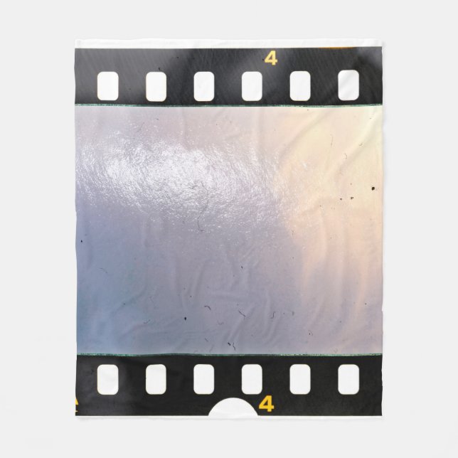 Blank 35 mm Filmrahmen oder Streifen auf weißem Hi Fleecedecke (Vorderseite)