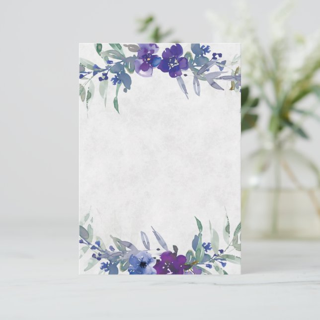 Blank Budget Lila und blau Blumen Hochzeit Einladung (Stehend Vorderseite)