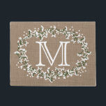 Bläschenwirkung und rustikaler Baucheffekt Fußmatte<br><div class="desc">Maßgeschneiderter Monogramm Blumenkranz & rustikaler Burlap-Effekt Doormat.</div>