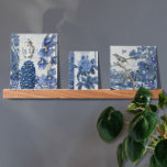 Bläserne Elegante Vintag Blaue Botanische Vögel Bilderleiste<br><div class="desc">Klassische, elegante Vintage Ephemische Collage in Delft Blau und Weiß. Ein Vintages, elegantes, blau-weiß-blumengeschmücktes Collage-Muster aus einem antiken französischen Toilpanel mit Delphinium-Blüten in der Blues, mit einem botanischen Vogelpaar, handgeschriebenen Kalligraphie-Ephemeriden und botanischen Rose-Illustrationen. Ein dreiteiliges koordinierendes Set, das Ihre Innenarchitektur zeitlos und zeitlos in neuester Form abschließen wird. Die Kunst...</div>