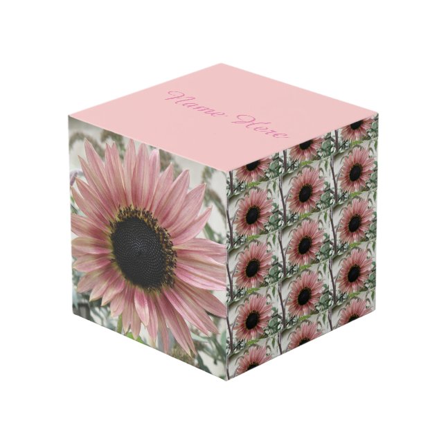 Blass Pink Sonnenblume Personalisiert Würfel (Vorderseite Schrägansicht)