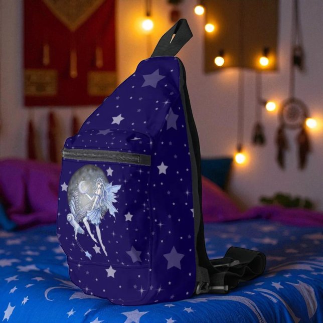 Blassblaue Märchen und Eule Starry Fantasy Art Crossbody Bag (Von Creator hochgeladen)