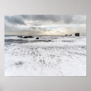 Blasse schaumige Ozeanlandschaft, Island Poster
