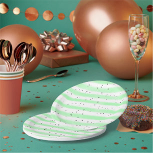 Blassgesprenkelte Teller aus gestrichenem Papier