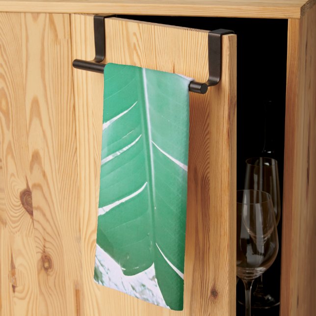 Blassgrüne Pastel Banana Tree Leaf Geschirrtuch (Drittel gefaltet)