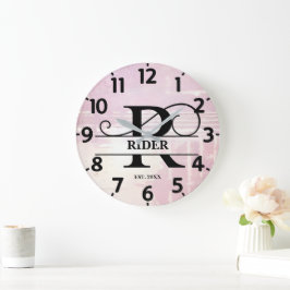 Blasslavender Distressive R Monogramm Große Wanduhr