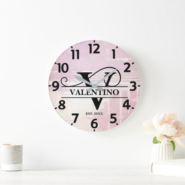 Blasslavender Distressive V Monogramm Große Wanduhr (Zuhause)