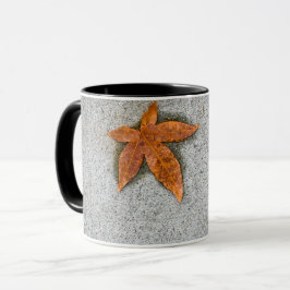 Blatt auf dem Bürgersteig Tasse