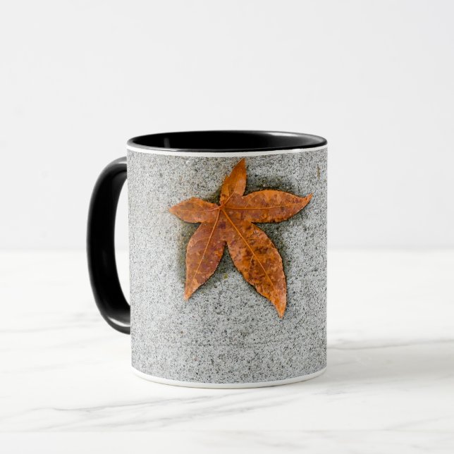 Blatt auf dem Bürgersteig Tasse (Vorderseite Links)