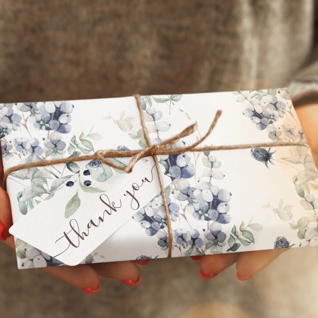 Blätter aus dunkelblauer Flora (Celebrate someone special with these dusty blue floral wrapping paper sheets! )