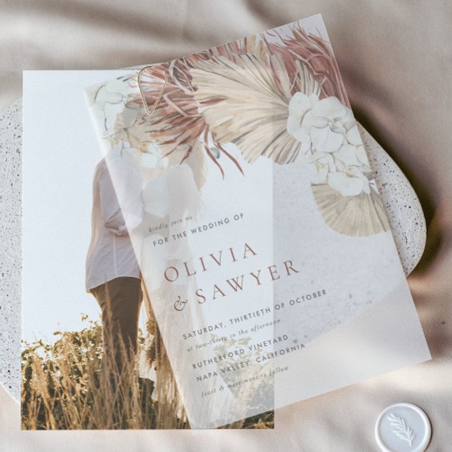 Blätter aus getrockneten Palmen und Weißorchideen  (This boho wedding invitation features soft watercolor florals and foliage )