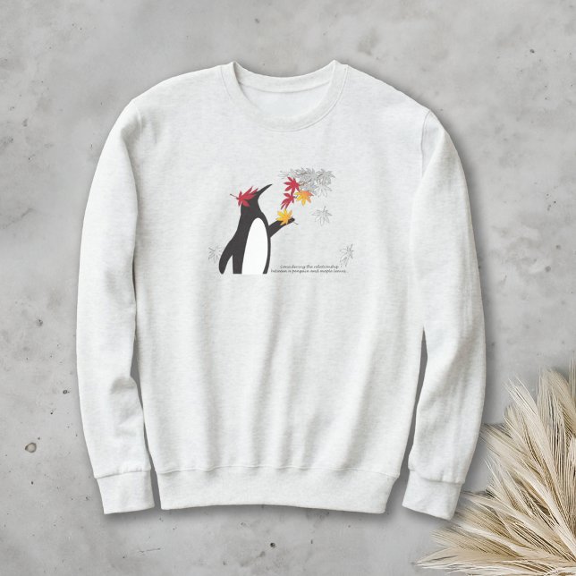 Blätter der Herbstmaple und der Funny Pinguin Sweatshirt (Von Creator hochgeladen)