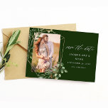 Blätter & Eukalyptus Gold V Foto Save the Date GR<br><div class="desc">Holen Sie sich Ihre Gäste begeistert und bereit, Ihre Hochzeit oder Party mit Ihren Blätter & Eukalyptus Gold V Foto Save the Date Card. Ihr Foto, verpackt in Eukalyptus, Grün und Gold, ist das Merkmal dieses modernen & schicken Fotos Save the Date. Save the Date luxuriös, handbemalt, Aquarell und bedruckt...</div>