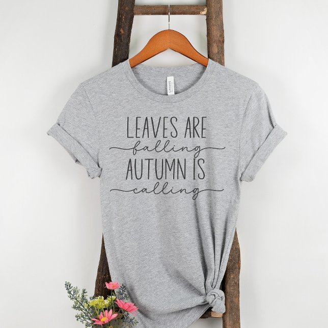 Blätter fallen Herbst ist Herbst-Ankündigung T-Shirt (Von Creator hochgeladen)