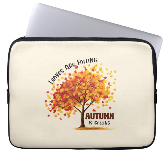 Blätter fallen, Herbst ruft - gemütlicher Fall Laptopschutzhülle (Vorderseite)
