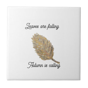 Blätter fallen in die weiße Keramik Fliese