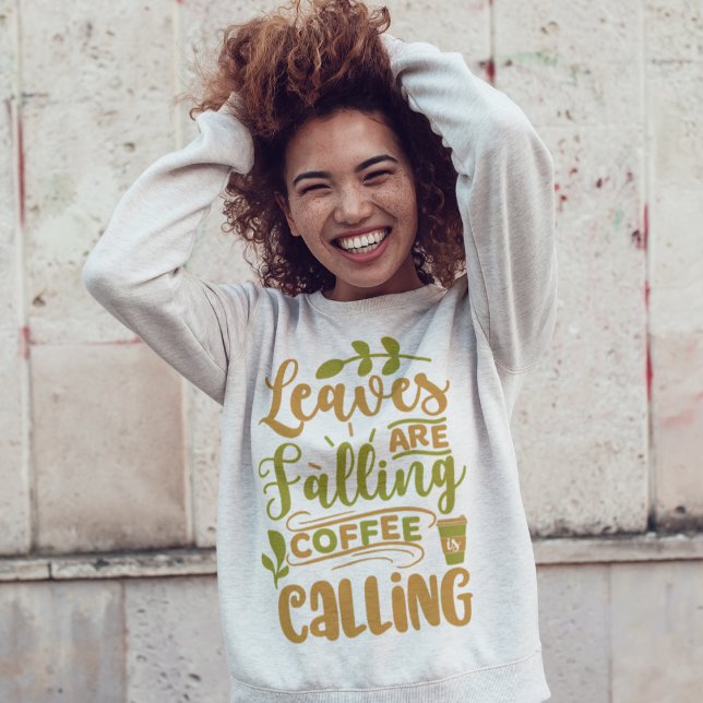 Blätter fallen und Kaffee rufen Sweatshirt (Von Creator hochgeladen)