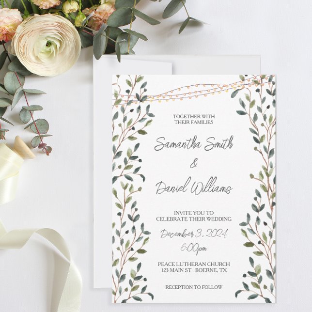 Blätter Grüne Hochzeit Einladung (Pretty greenery and fairy lights decorate these wedding invitations.)