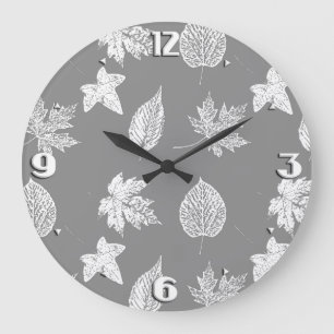 Blätter im Herbst - silbergrau und weiß Große Wanduhr