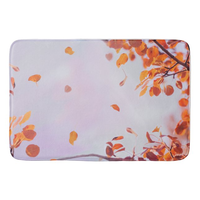 Blätter in der Herbstsaison auf dem Lavendel Badematte (Vorderseite)