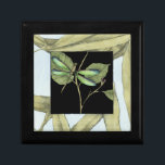 Blätter mit Dragonfly Inset von Jennifer Goldberge Schmuckschachtel<br><div class="desc">Dieser zeichn von Blätter von Jennifer Goldberger zeigt eine Aufnahme einer Libelle auf schwarzem Hintergrund. Das nächtliche Gefühl der Einlage kontrastiert gut mit dem tagsüber anmutenden Gefühl des Ausdrucks von Blätter. Bestelle noch heute!</div>