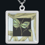 Blätter mit Dragonfly Inset von Jennifer Goldberge Versilberte Kette<br><div class="desc">Dieser zeichn von Blätter von Jennifer Goldberger zeigt eine Aufnahme einer Libelle auf schwarzem Hintergrund. Das nächtliche Gefühl der Einlage kontrastiert gut mit dem tagsüber anmutenden Gefühl des Ausdrucks von Blätter. Bestelle noch heute!</div>