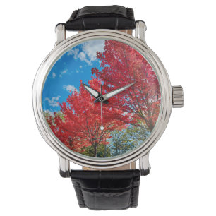 Blätter mit hellen Roten Bäumen im Herbst Armbanduhr