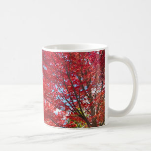 Blätter mit hellen Roten Bäumen im Herbst Kaffeetasse