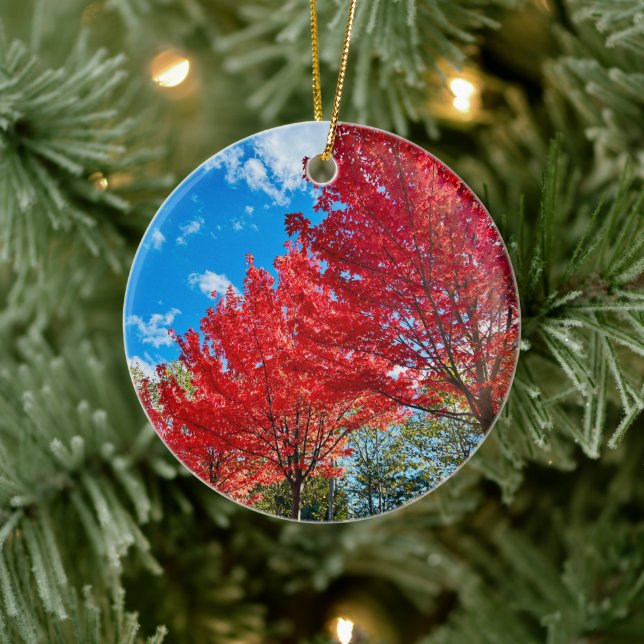 Blätter mit hellen Roten Bäumen im Herbst Keramik Ornament (Baum)