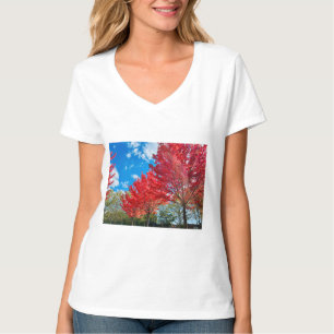 Blätter mit hellen Roten Bäumen im Herbst T-Shirt