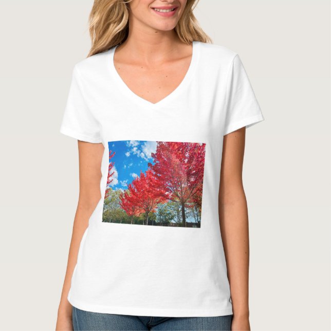 Blätter mit hellen Roten Bäumen im Herbst T-Shirt (Vorderseite)