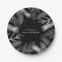 Blätter mit Schnee in Schwarz-Weiß-Pinien