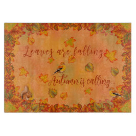 Blätter sinken Herbst ist die Aufforderung an den  Schneidebrett