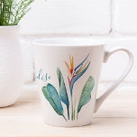 Blätter "Tropischer Bird of Paradise Green Palm" Milchtasse<br><div class="desc">Lassen Sie die Wärme des Sommers auf Ihre Zuhause mit diesen einzigartigen tropischen Latte-Tasse, mit einem lebendigen Aquarellvogel aus Paradies und üppigen Blätter aus Palmen auf einem knusprigen, weißen Hintergrund. Die handgeschriebene Schrift in türkisblau lautet "Welcome to Our Paradise" und fügt Ihrem Kaffee- oder Teeprogramm eine charmante Strandvibe hinzu. Diese...</div>