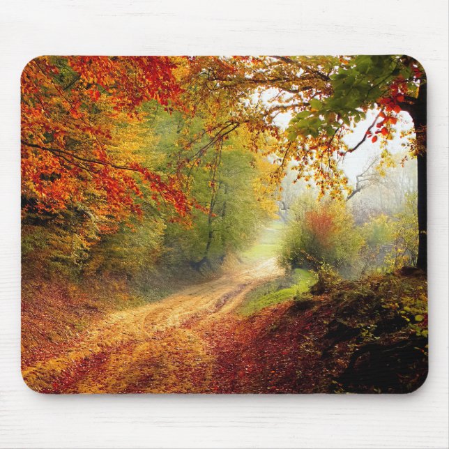 Blätter und Bäume im Herbst, die die schmutzige St Mousepad (Vorne)