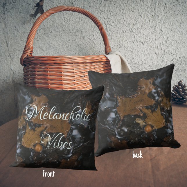 Blätter und Eichen aus Eiche in dunklen Gewässern Kissen (Von Creator hochgeladen)